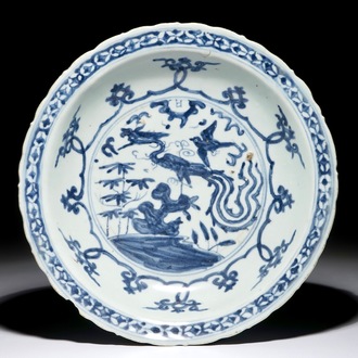 Un plat en porcelaine de Chine, dit de Swatow, à décor d'un phénix, marque “Da Ming Nian Zao”, Ming