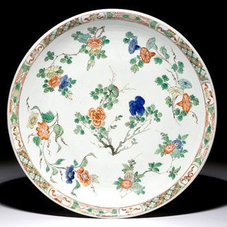 Un plat en porcelaine de Chine famille verte aux branches fleuries, Kangxi