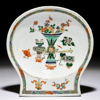 Une coupe en forme de coquille en porcelaine de Chine famille verte, Kangxi