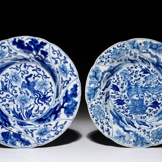 Twee blauwwitte Chinese plooischotels met een feniks en apen, Kangxi