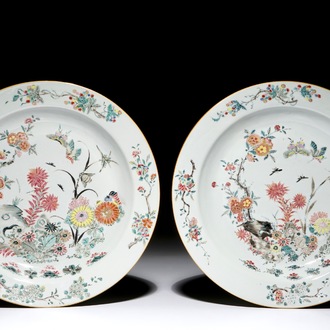 Une paire de plats en porcelaine de Chine famille rose aux insectes parmi fleurs, Qianlong