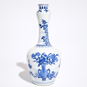 Un vase de forme bouteille en porcelaine de Chine bleu et blanc, Kangxi