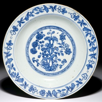 Un plat en porcelaine de Chine bleu et blanc à décor floral, Jiajing