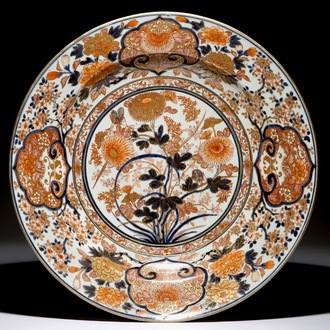 Un grand plat en porcelaine de Japon d'Imari à décor floral, Edo, 17/18ème