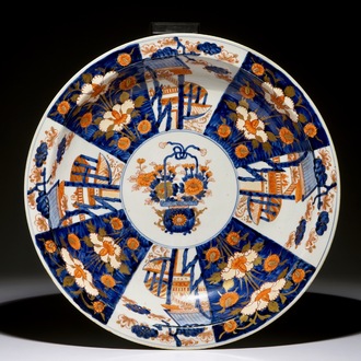 A large deep Japanese Imari bowl with a central flower basket, Edo, 17/18th C.