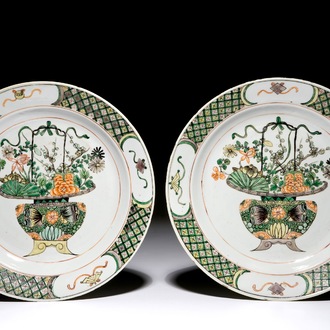 Une paire de plats en porcelaine de Chine famille verte aux paniers fleuris, Kangxi