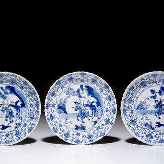 Trois compotiers en porcelaine de Chine bleu et blanc aux décors de la chasse, marques de Chenghua, Kangxi