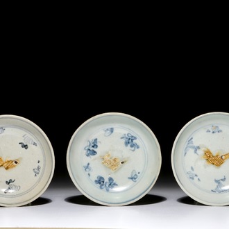 Drie Chinese blauwwitte bordjes met reliëfdecor van vissen, Ming, 15e eeuw