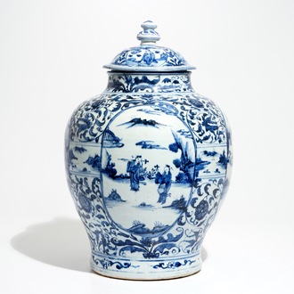 Een grote Chinese blauwwitte balustervormige dekselvaas met figuratief decor, Wanli