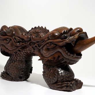 Een Chinese houten sculptuur van een tweekoppige draak, 19/20e eeuw