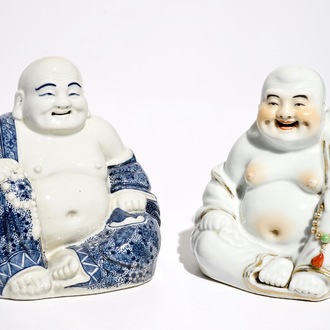 Twee Chinese blauwwitte en polychrome figuren van Boeddha, gemerkt, 19/20e eeuw