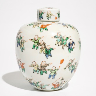 A small Chinese famille verte lidded jar with "100 boys", Kangxi mark, 19th C.