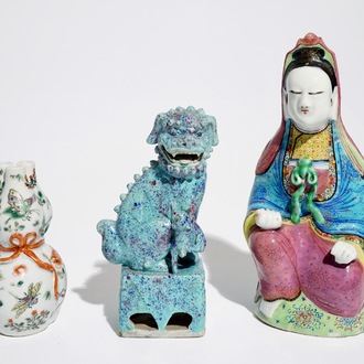 A Chinese robin's egg Buddhist lion, a famille rose Guanyin and a famille verte vase, 19/20th C.