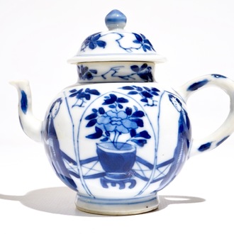 Een Chinese blauwwitte theepot met lange lijzen, Yu merk, Kangxi