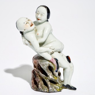 Un groupe en porcelaine de Chine polychrome à sujet érotique, 19/20ème