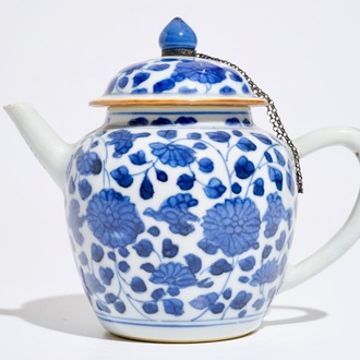 Een Chinese blauwwitte theepot met floraal decor, Kangxi