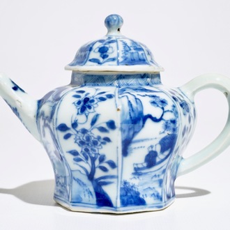 Een Chinese blauwwitte theepot met bloemen en landschappen in cartouches, Kangxi