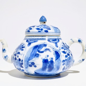 Een Chinese blauwwitte theepot met figuratieve en florale cartouches, Kangxi