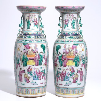 Une paire de grands vases en porcelaine de Chine famille rose à décor de figures, 19ème