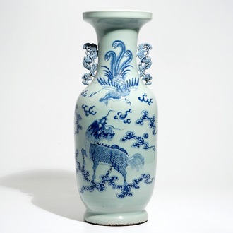 Een grote Chinese vaas met blauwwit decor van draak en feniks op celadon fondkleur, 19e eeuw