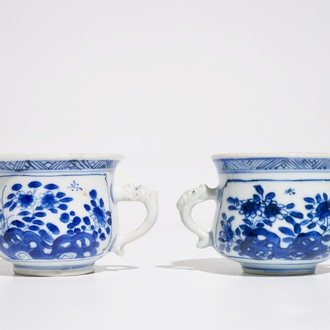 Deux brûle-parfums en porcelaine de Chine bleu et blanc, Kangxi