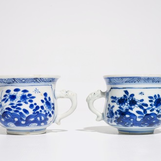 Twee Chinese blauwwitte wierookbranders met floraal decor, Kangxi