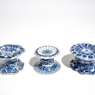 Trois salerons en porcelaine de Chine bleu et blanc, Kangxi