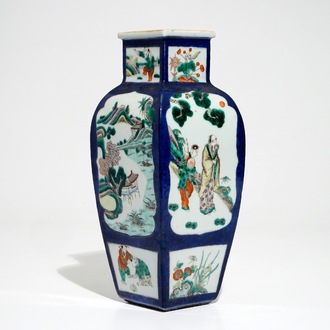 Een Chinese vaas met famille verte decor op blauwe fondkleur, 19e eeuw