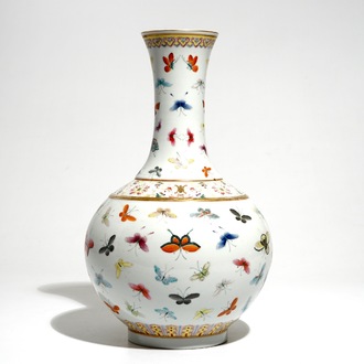 Un vase de forme bouteille en porcelaine de Chine famille rose, marque de Guangxu, 20ème