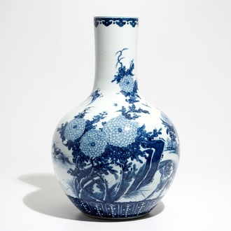 Un vase de forme tianqiu ping en porcelaine de Chine bleu et blanc, 20ème