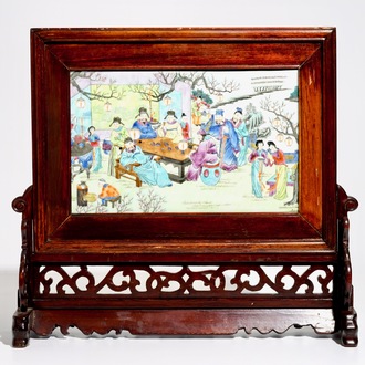 Un écran de table avec une plaque en porcelaine de Chine famille rose, 20ème