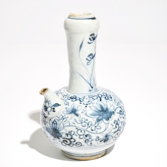 Un kendi en porcelaine Arita de Japon bleu et blanc, Edo, 17ème