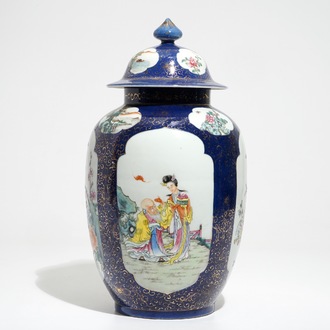 Een Chinese famille rose dekselpot met poederblauwe fondkleur, Republiek, 20e eeuw