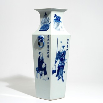 Un vase de forme carré en porcelaine de Chine bleu et blanc à décor Wu Shuang Pu, 19th C.