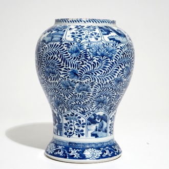 Un vase en porcelaine de Chine bleu et blanc à décor floral, Kangxi