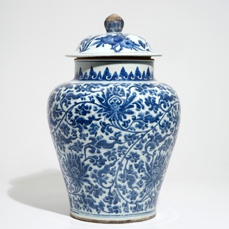 Un grand vase couvert en porcelaine de Chine bleu et blanc aux rinceaux de lotus, Kangxi