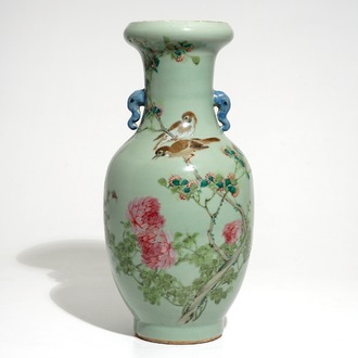 Een Chinese qianjiang cai vaas met celadon fond en olifanten als handgrepen, 19/20e eeuw