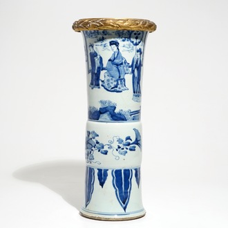 Un vase de forme gu en porcelaine de Chine bleu et blanc monté en bronze, Kangxi