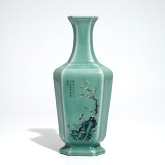 Een Chinese celadon vaas met kalligrafie en floraal decor, Qianlong merk, 19/20e eeuw