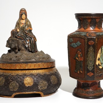 Een Japanse polychrome aardewerken vaas en een figuur van Kannon, Meiji, 19e eeuw