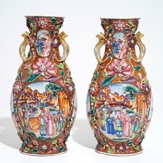 Une paire de vases en porcelaine de Chine famille rose aux décors mandarins, Qianlong