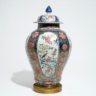 Un vase couvert en porcelaine de Chine famille rose sur fond bleu, monté en bronze, Yongzheng