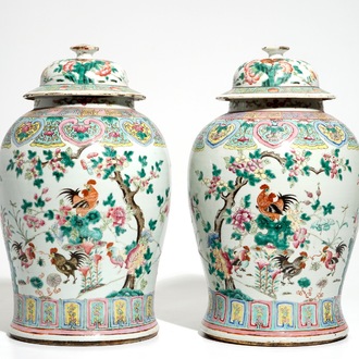 Une paire de vases couverts en porcelaine de Chine famille rose, 19ème