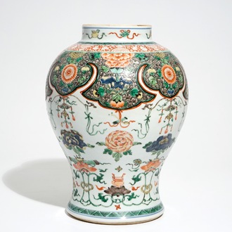 Un vase de forme balustre en porcelaine de Chine famille verte, Kangxi