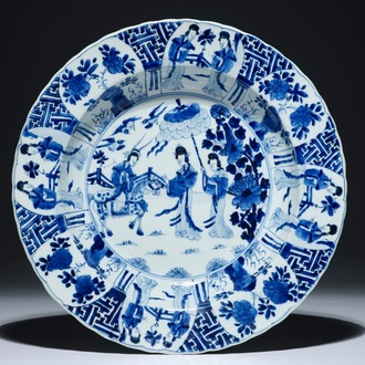 Un plat en porcelaine de Chine bleu et blanc à décor de Longues Dames, marque et époque de Kangxi