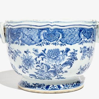 Een Chinese blauwwitte wijnkoeler, Qianlong