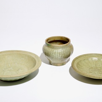 Een Chinese Longquan celadon pot met craquelé glazuur en twee schotels, Ming