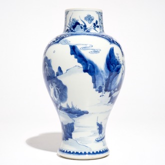 Un vase en porcelaine de Chine bleu et blanc aux cartouches de paysages, Kangxi