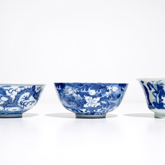 Trois bols en porcelaine de Chine bleu et blanc aux dragons et figures, 19ème