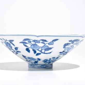 Un bol en porcelaine de Chine bleu et blanc à décor de fleurs et fruits, 19ème
